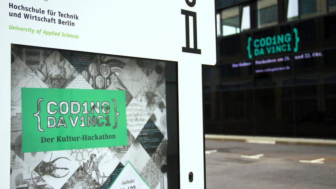 Plakat und Anzeigetafel am Veranstaltungsort des Kick-Offs von Coding da Vinci Berlin 2017