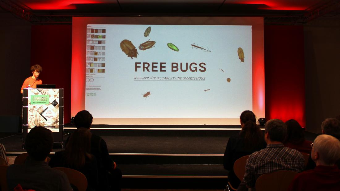 Teilnehmerin von Coding da Vinci Berlin 2017 stellt ihr Projekt Free Bugs auf der Preisverleihung vor