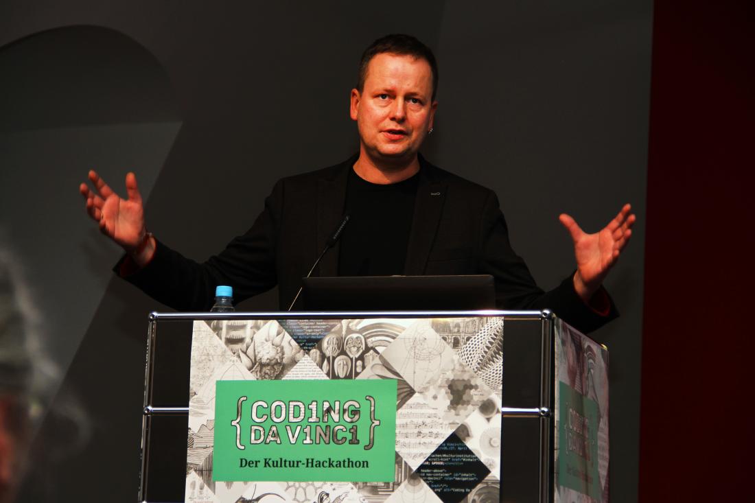 Berliner Kultursenator Klaus Lederer spricht ein Grußwort auf der Preisverleihung von Coding da Vinci Berlin 2017