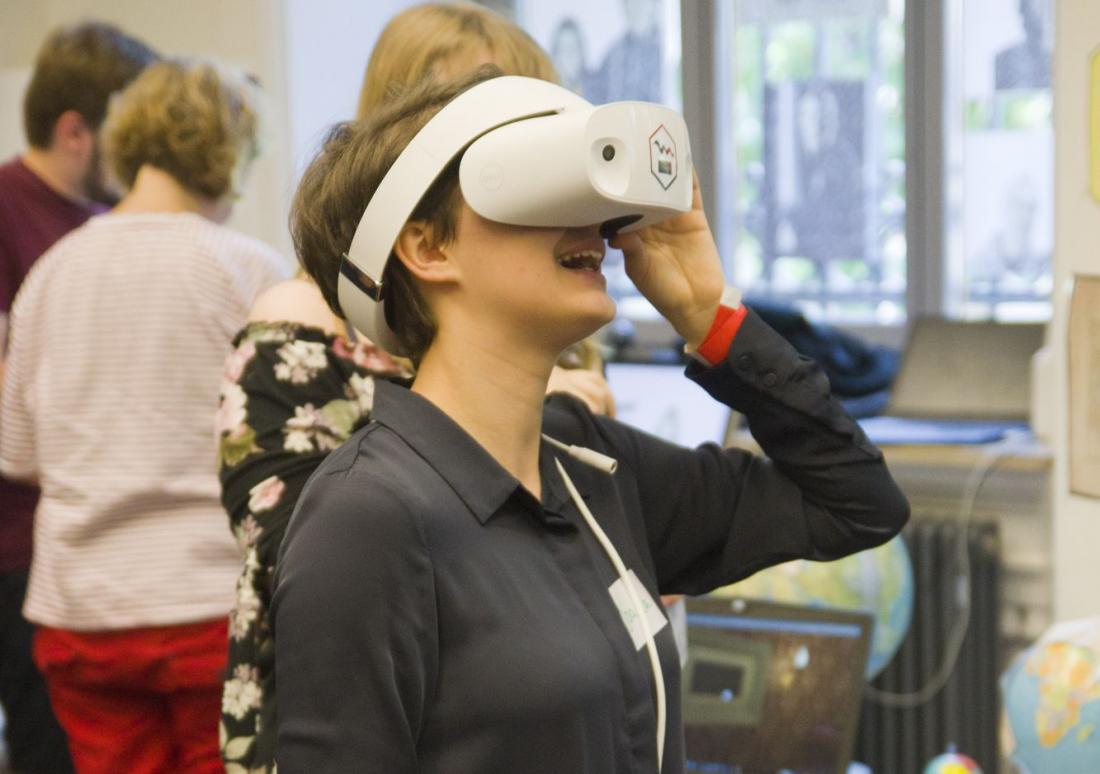 Besucherin der Preisverleihung von Coding da Vinci Ost 2018 mit Virtual Reality-Brille