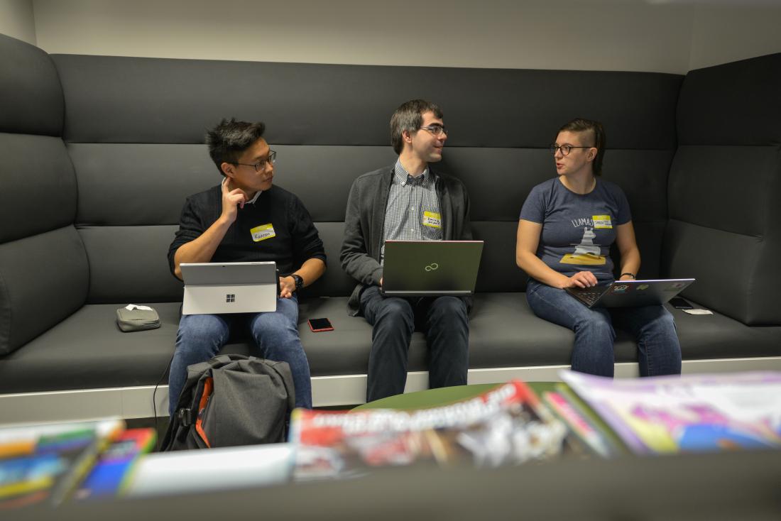 Drei Teilnehmende mit Laptops auf dem Schoß beim Kick-Off von Coding da Vinci Süd 2019