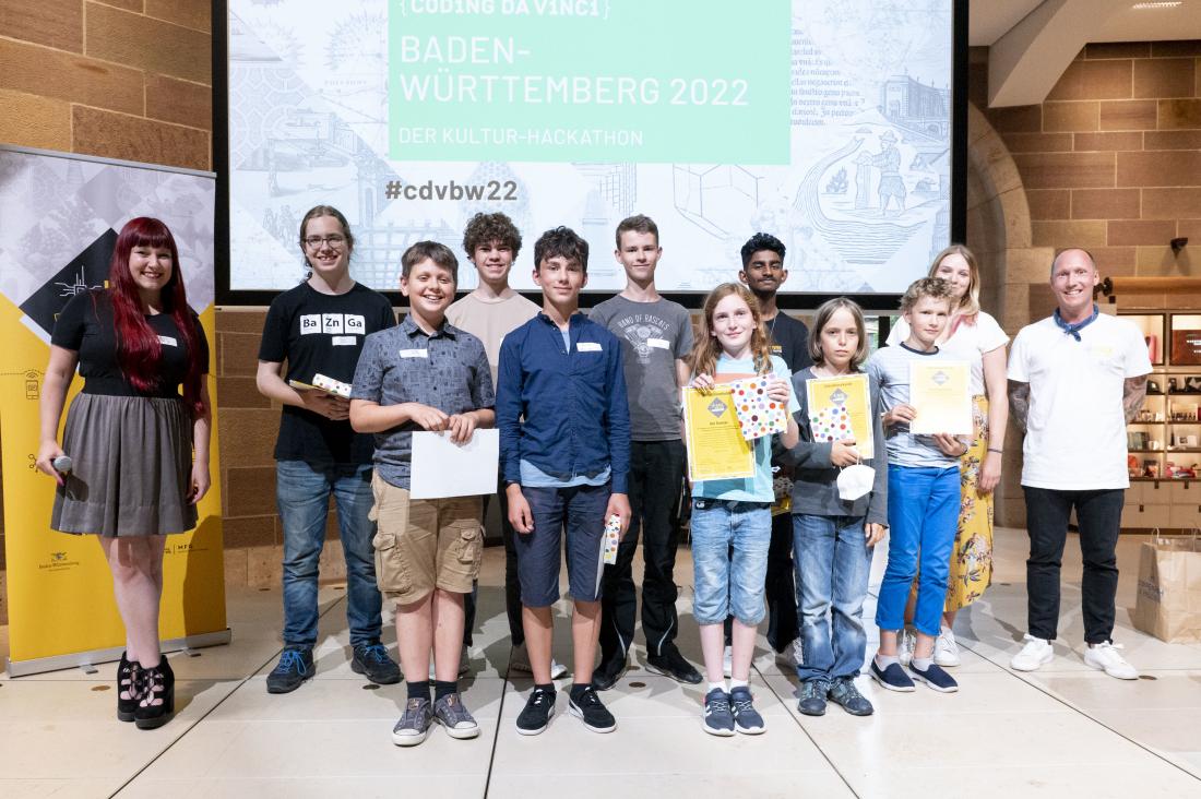 Die Teilnehmenden des Jugend-Hackathons "Hack to the Future meets Coding da Vinci" auf der Bühne im Landesmuseum Baden-Württemberg